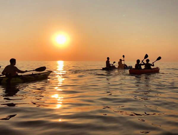 Kayak e canoa al tramonto